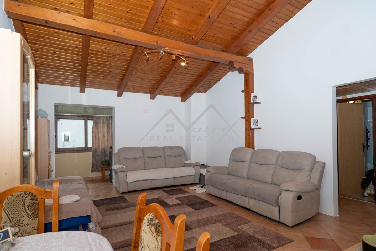 Novigrad, stanovanje na mirni lokaciji v bližini mesta