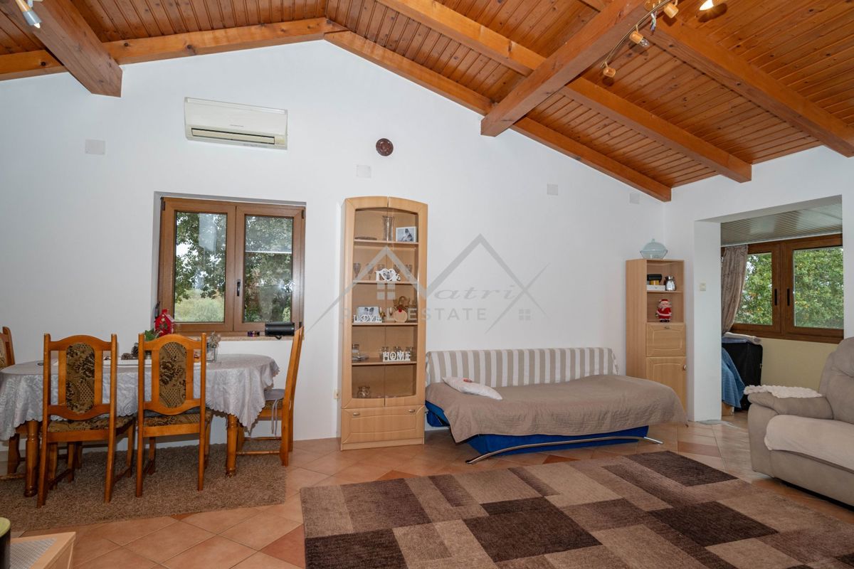 Novigrad, stanovanje na mirni lokaciji v bližini mesta