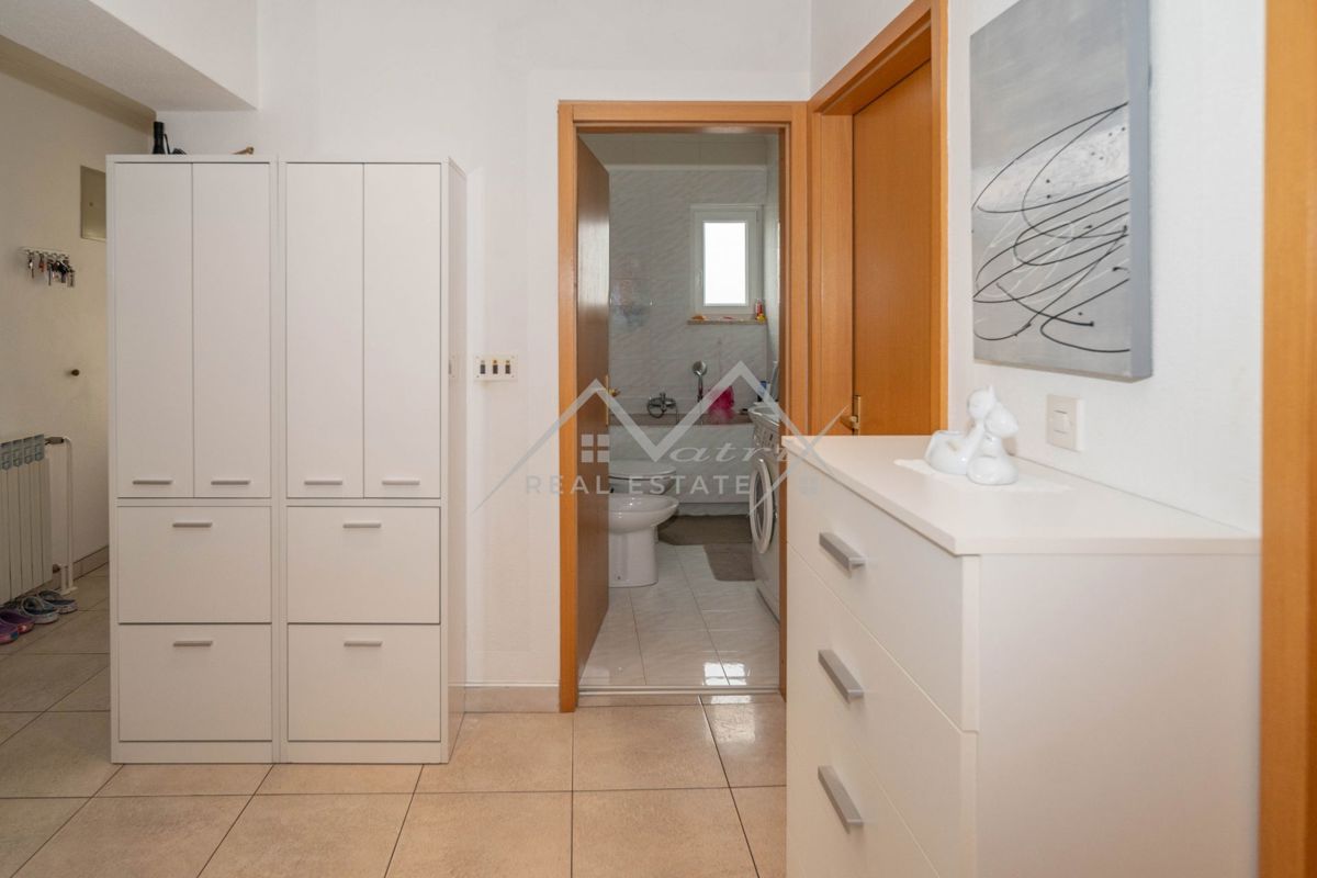 Novigrad, samostojna hiša blizu morja s 4 apartmaji