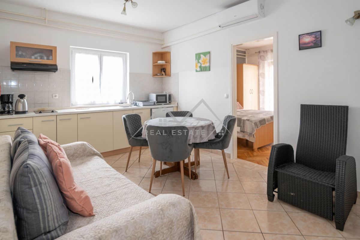 Novigrad, samostojna hiša blizu morja s 4 apartmaji
