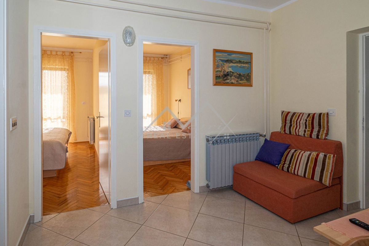 Novigrad, samostojna hiša blizu morja s 4 apartmaji