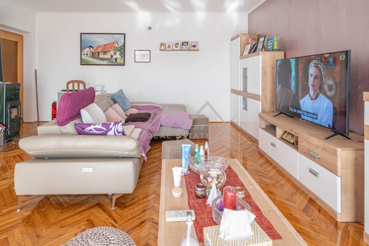 Novigrad, samostojna hiša blizu morja s 4 apartmaji