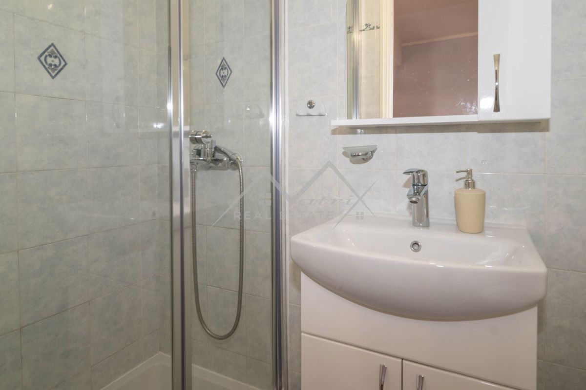 Novigrad, samostojna hiša blizu morja s 4 apartmaji