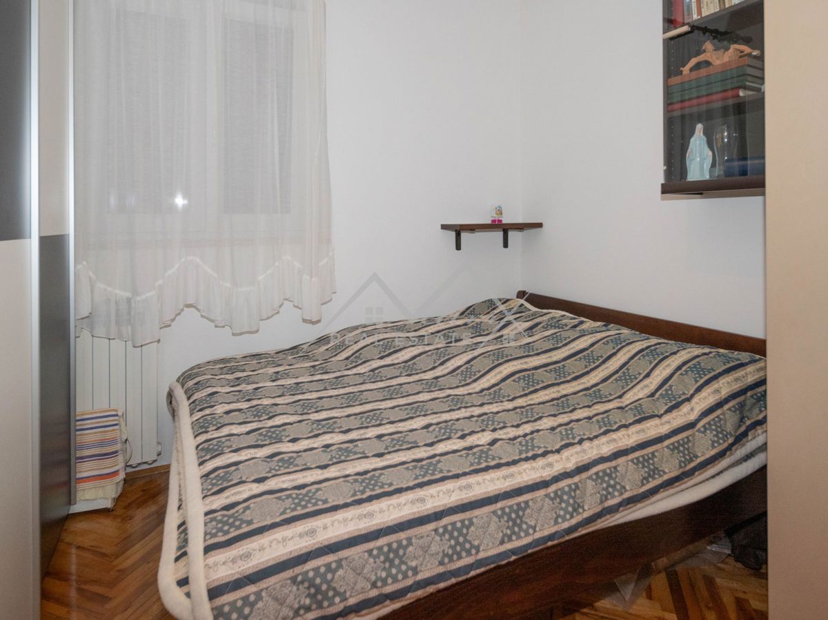 Novigrad, samostojna hiša blizu morja s 4 apartmaji