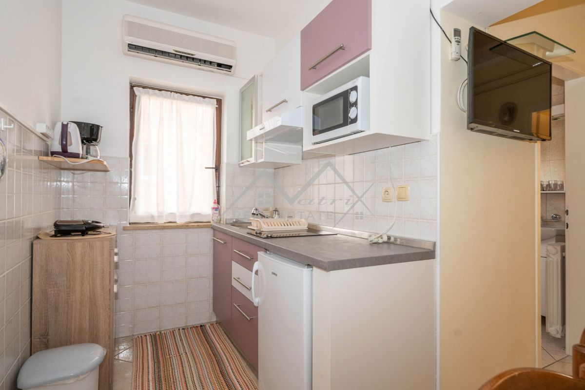 Novigrad, samostojna hiša blizu morja s 4 apartmaji