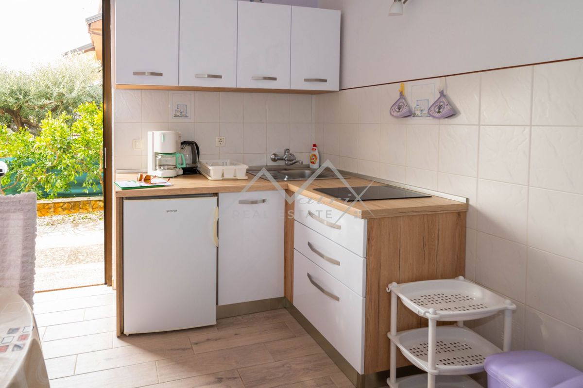 Novigrad, samostojna hiša blizu morja s 4 apartmaji