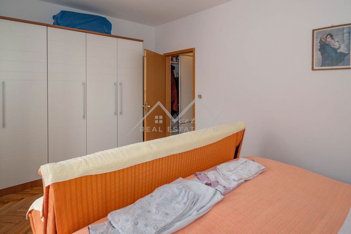 Novigrad, samostojna hiša blizu morja s 4 apartmaji