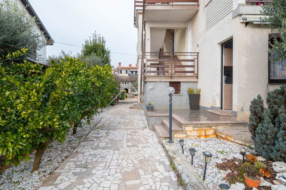 Novigrad, samostojna hiša blizu morja s 4 apartmaji