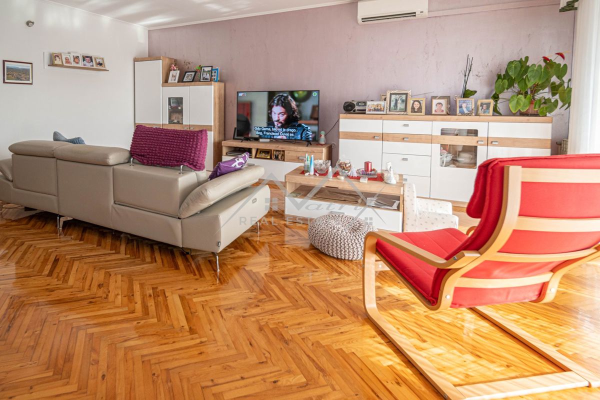Novigrad, samostojna hiša blizu morja s 4 apartmaji