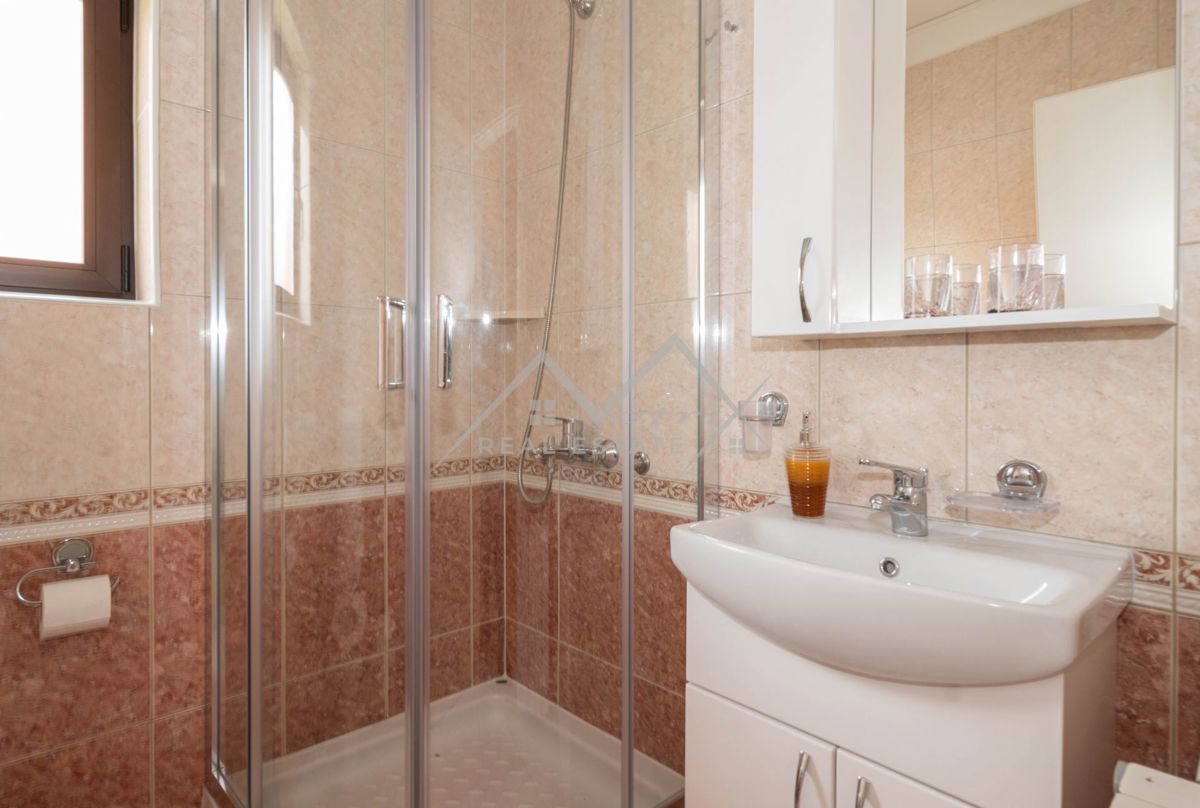 Novigrad, samostojna hiša blizu morja s 4 apartmaji