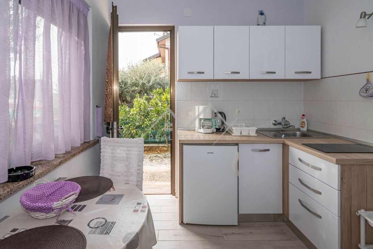 Novigrad, samostojna hiša blizu morja s 4 apartmaji
