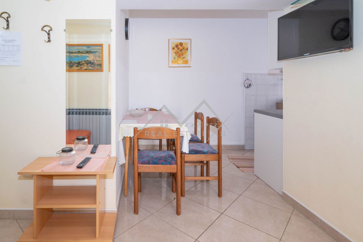 Novigrad, samostojna hiša blizu morja s 4 apartmaji