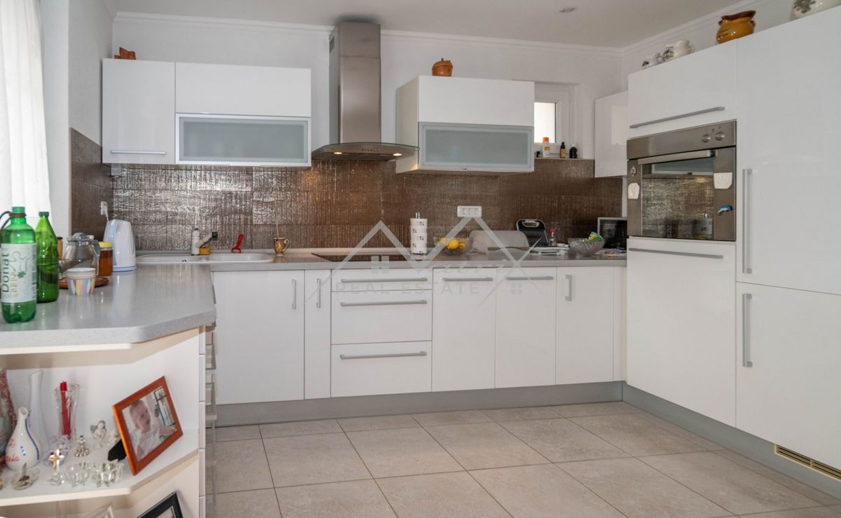 Novigrad, samostojna hiša blizu morja s 4 apartmaji