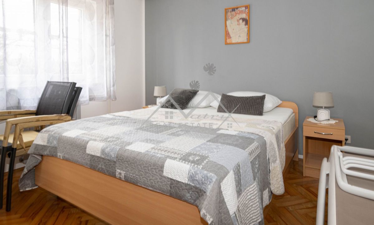 Novigrad, samostojna hiša blizu morja s 4 apartmaji