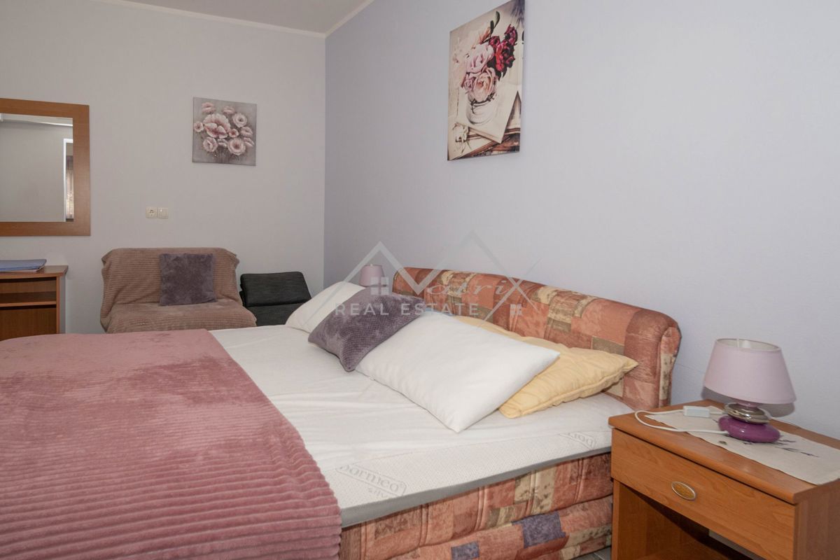 Novigrad, samostojna hiša blizu morja s 4 apartmaji