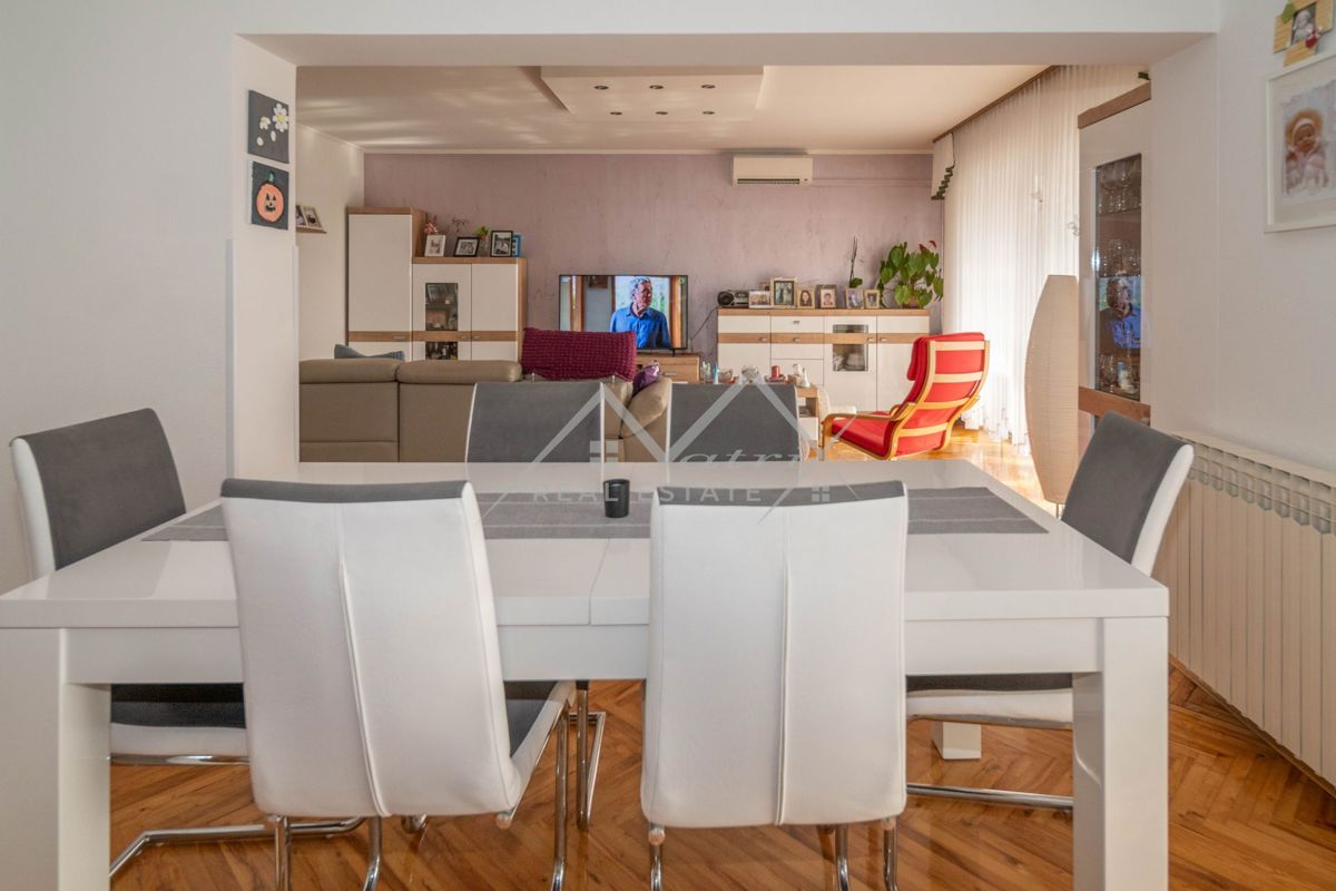 Novigrad, samostojna hiša blizu morja s 4 apartmaji
