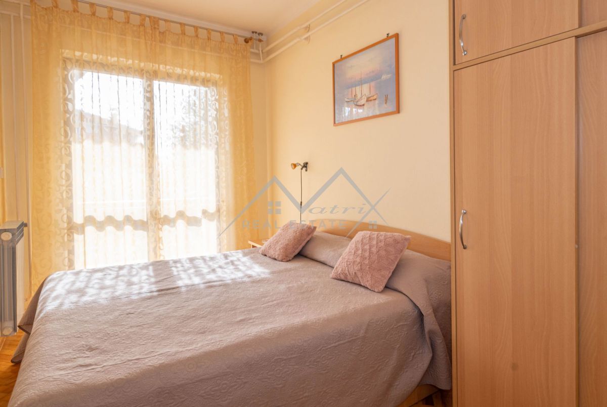 Novigrad, samostojna hiša blizu morja s 4 apartmaji