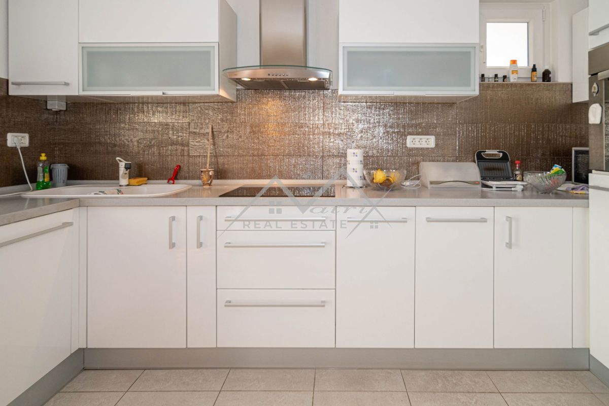 Novigrad, samostojna hiša blizu morja s 4 apartmaji