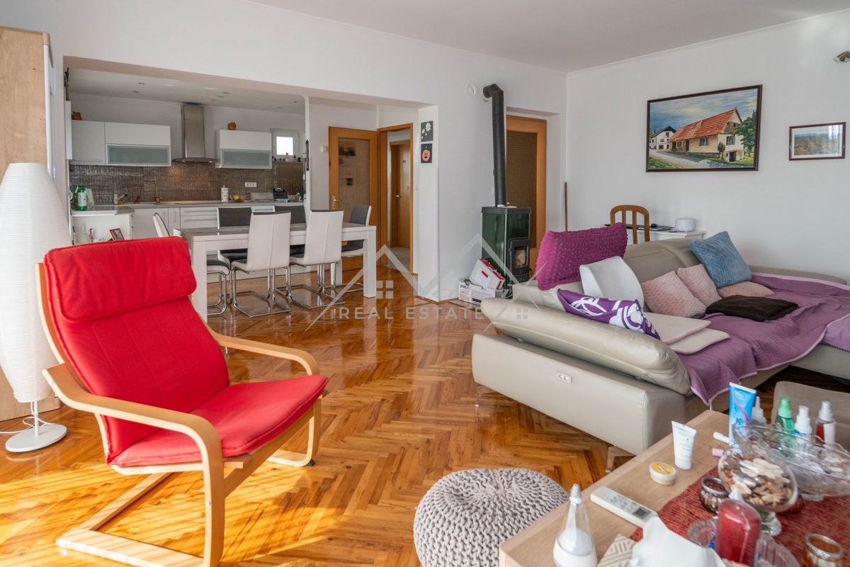Novigrad, samostojna hiša blizu morja s 4 apartmaji