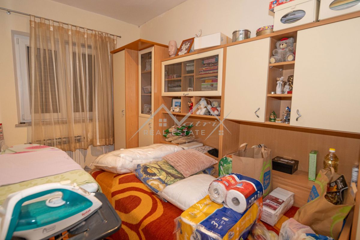 Novigrad, samostojna hiša blizu morja s 4 apartmaji