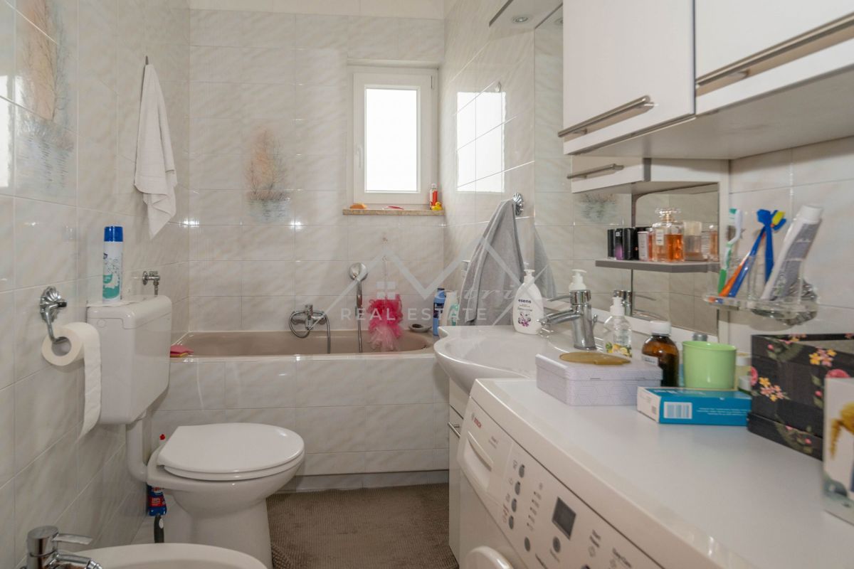 Novigrad, samostojna hiša blizu morja s 4 apartmaji