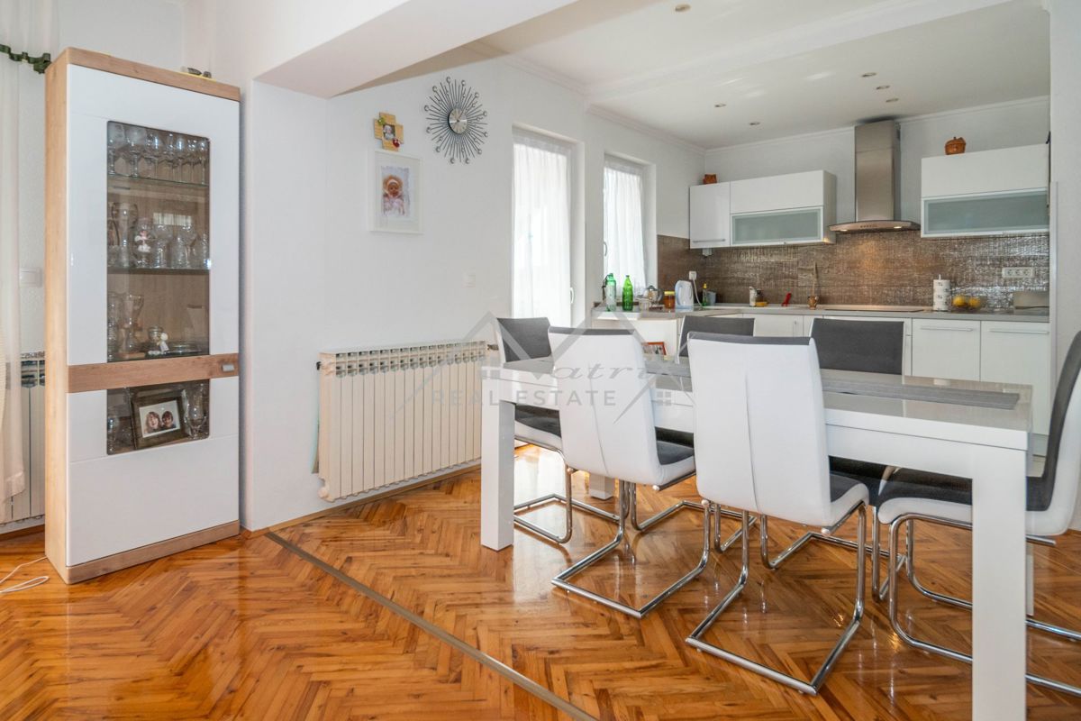 Novigrad, samostojna hiša blizu morja s 4 apartmaji