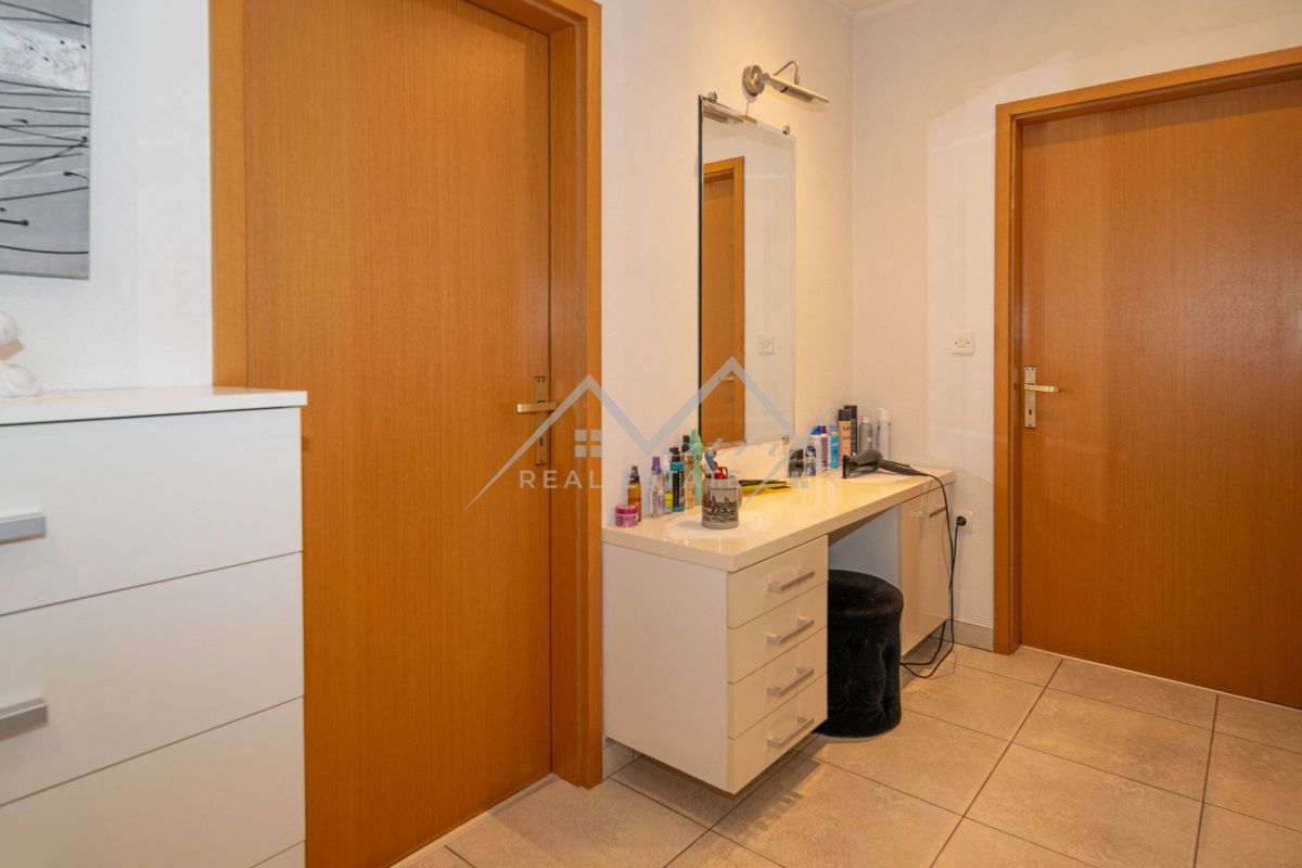 Novigrad, samostojna hiša blizu morja s 4 apartmaji