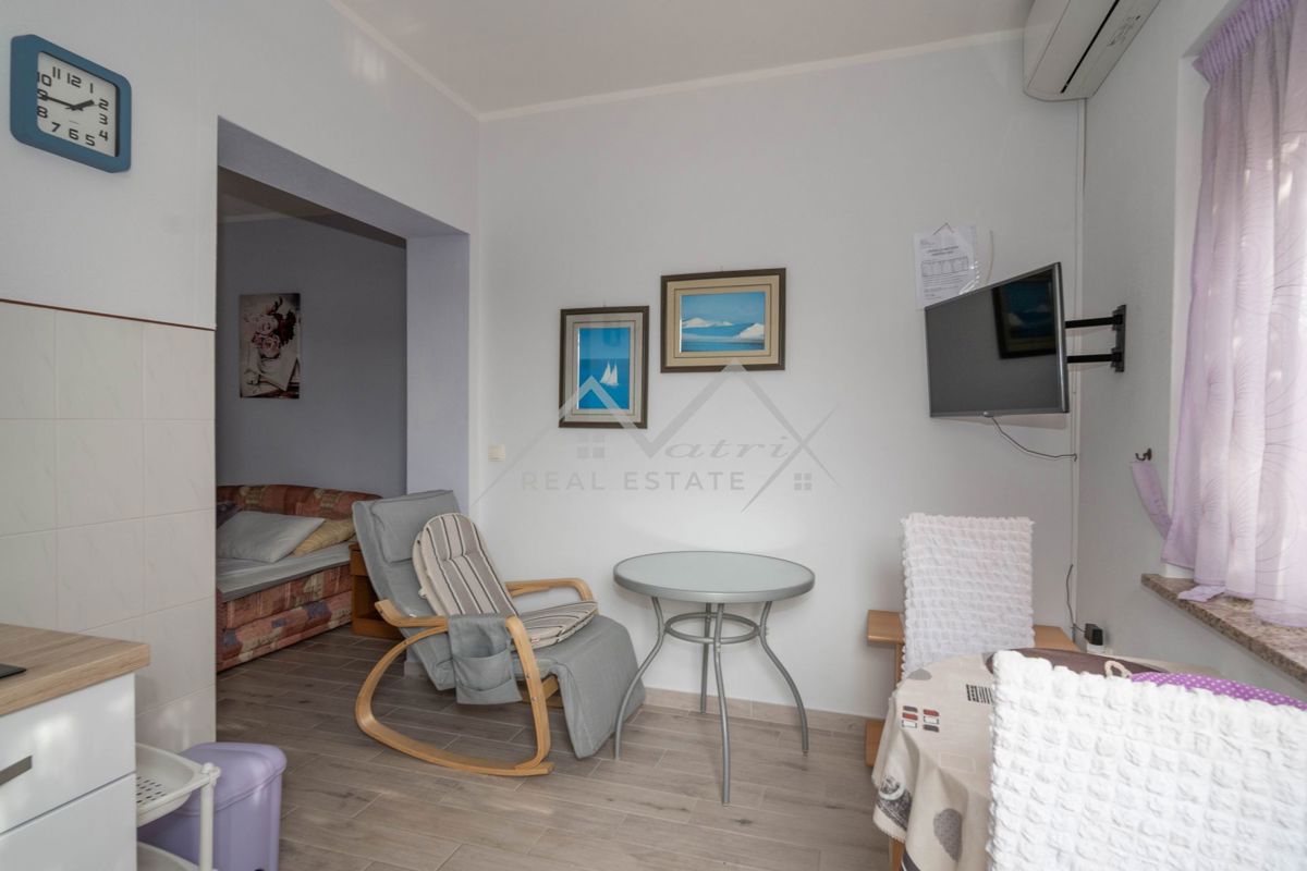 Novigrad, samostojna hiša blizu morja s 4 apartmaji