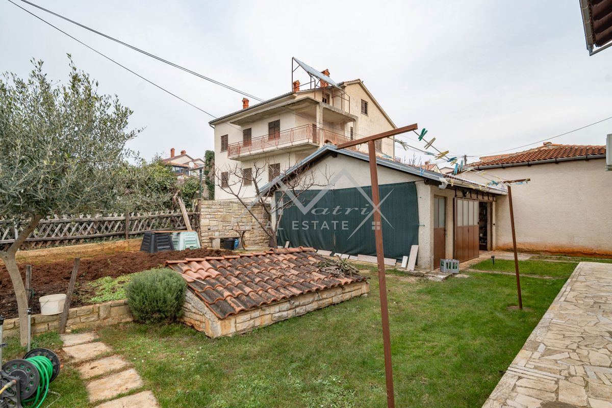 Novigrad, samostojna hiša blizu morja s 4 apartmaji