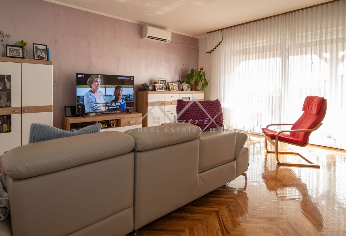 Novigrad, samostojna hiša blizu morja s 4 apartmaji