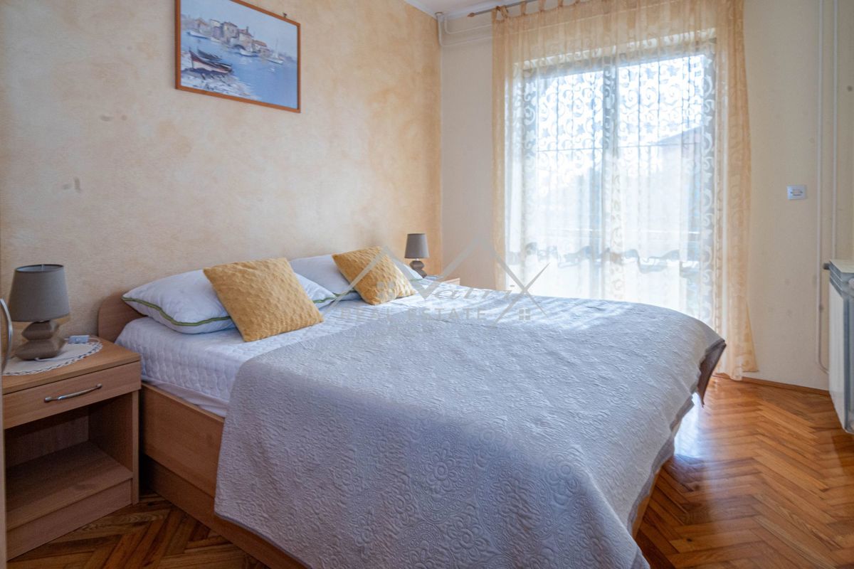 Novigrad, samostojna hiša blizu morja s 4 apartmaji