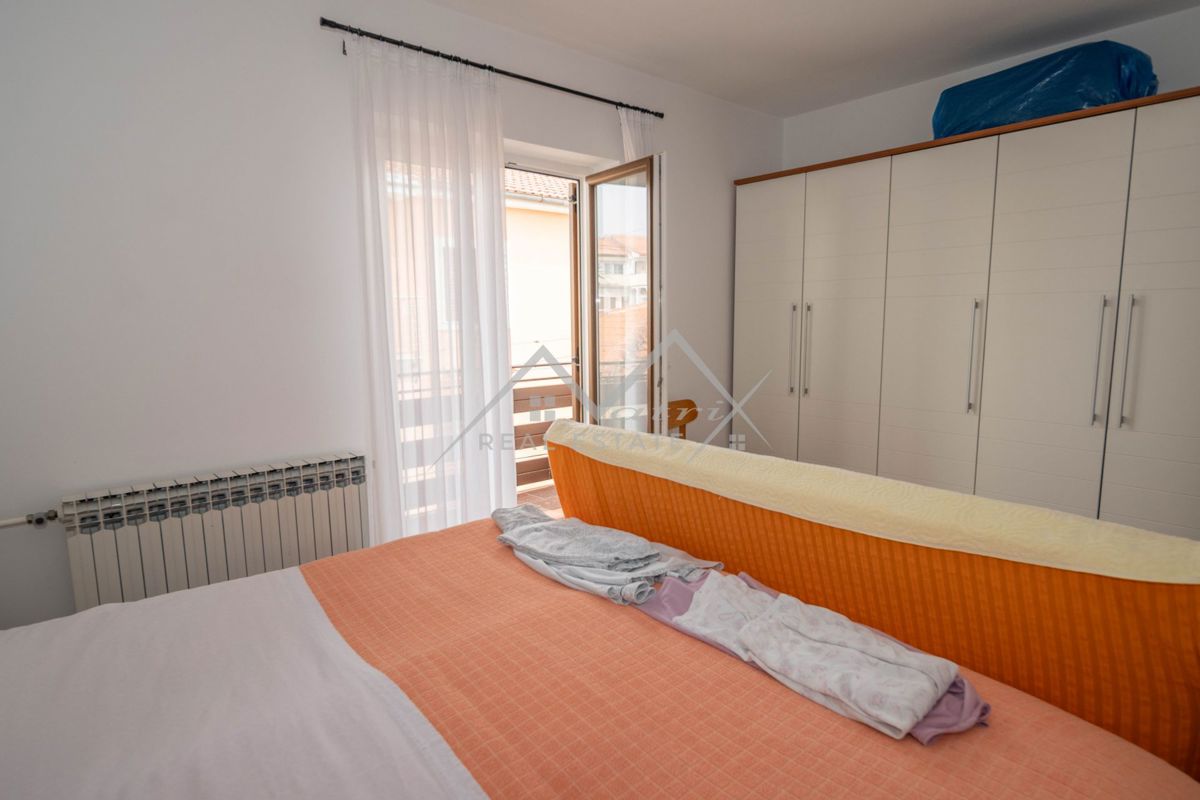 Novigrad, samostojna hiša blizu morja s 4 apartmaji