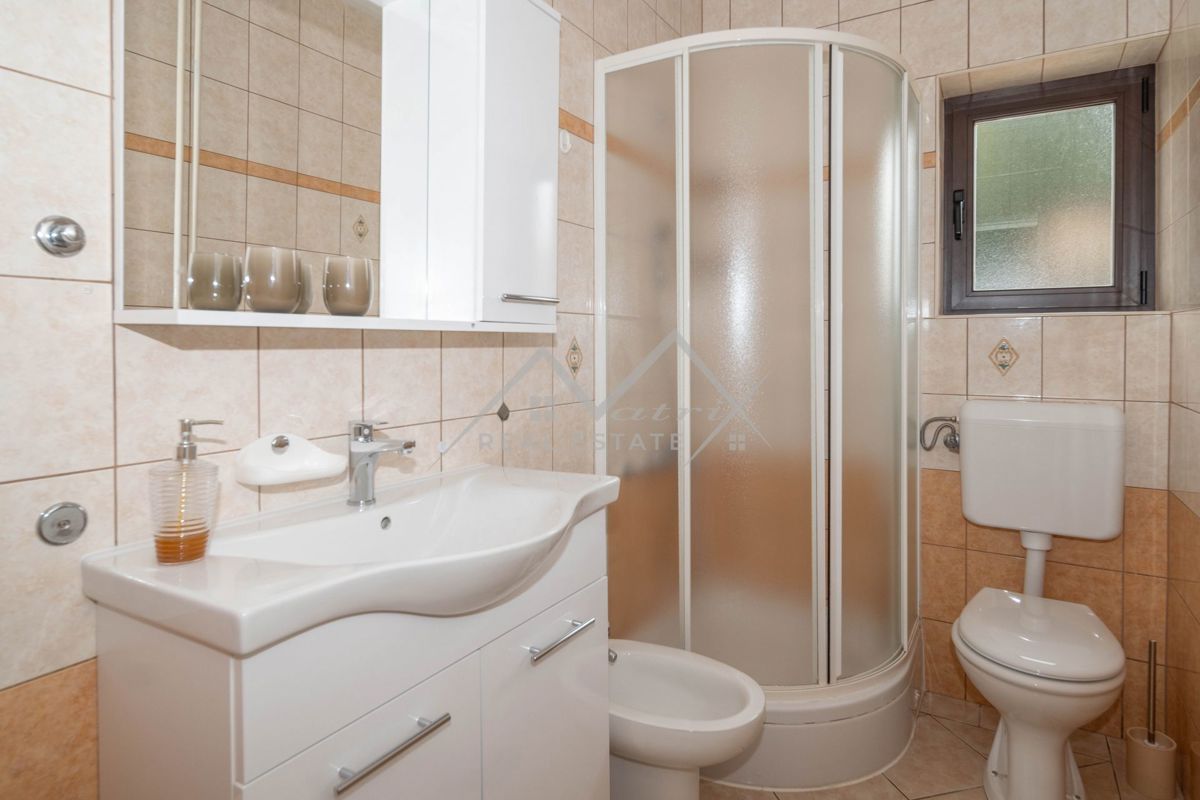 Novigrad, samostojna hiša blizu morja s 4 apartmaji