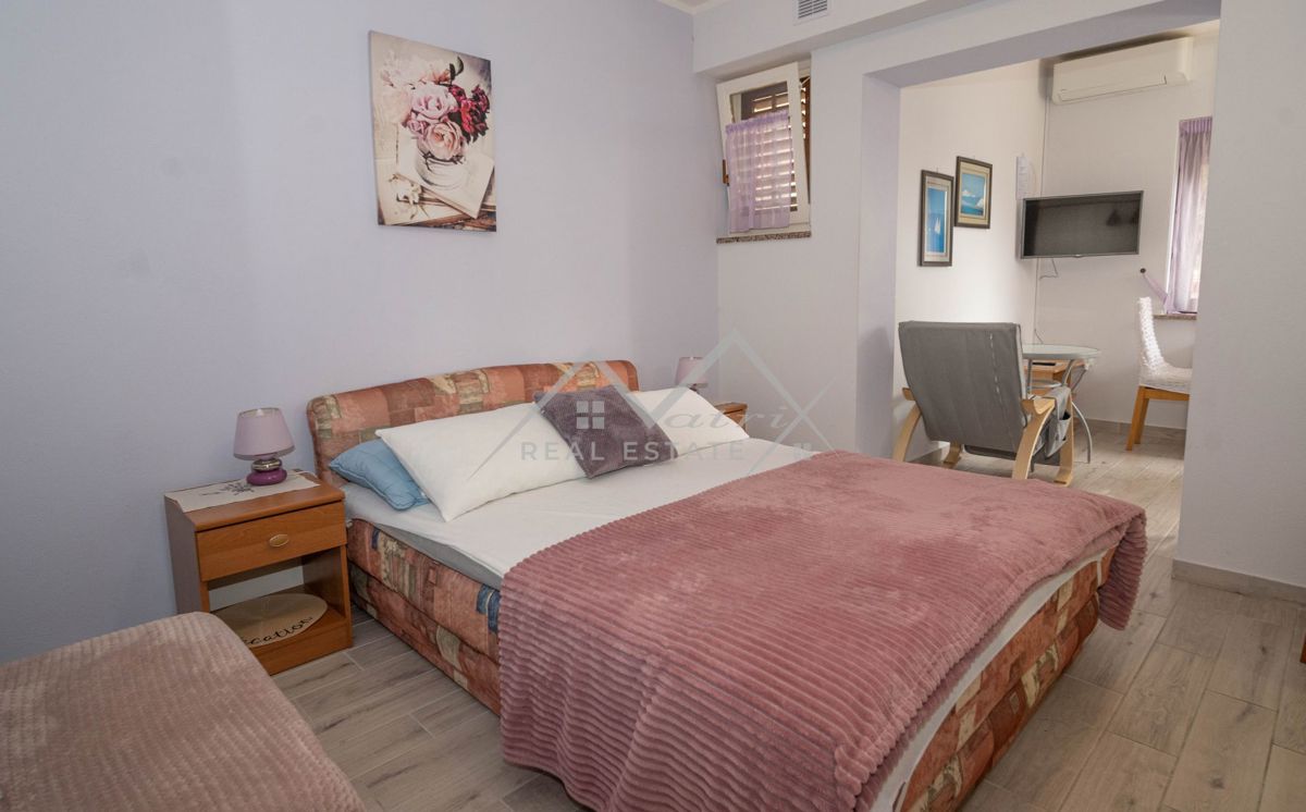 Novigrad, samostojna hiša blizu morja s 4 apartmaji