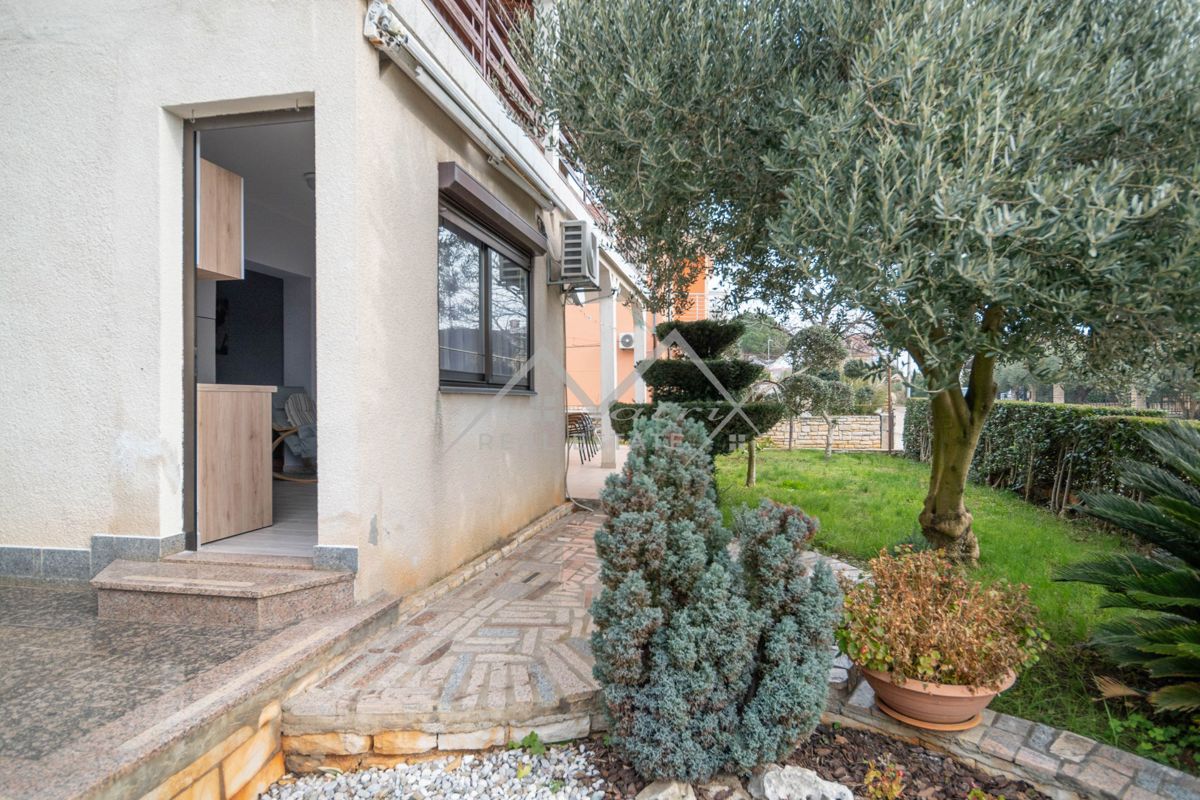Novigrad, samostojna hiša blizu morja s 4 apartmaji