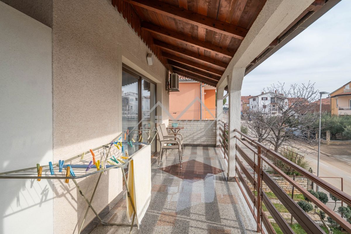 Novigrad, samostojna hiša blizu morja s 4 apartmaji