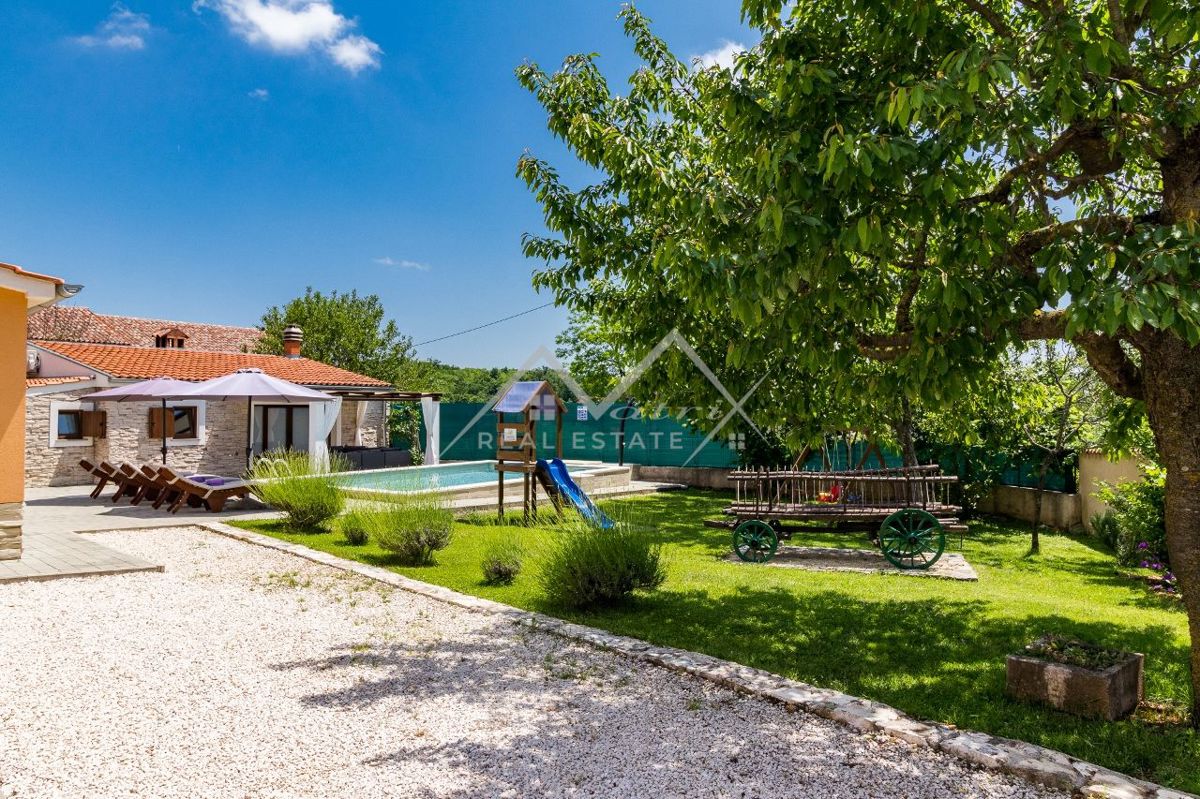 Žminj okolica, prostorna vila z bazenom v mirni lokaciji