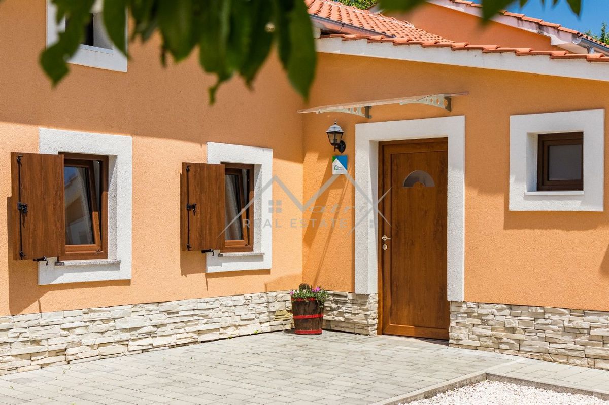 Žminj okolica, prostorna vila z bazenom v mirni lokaciji