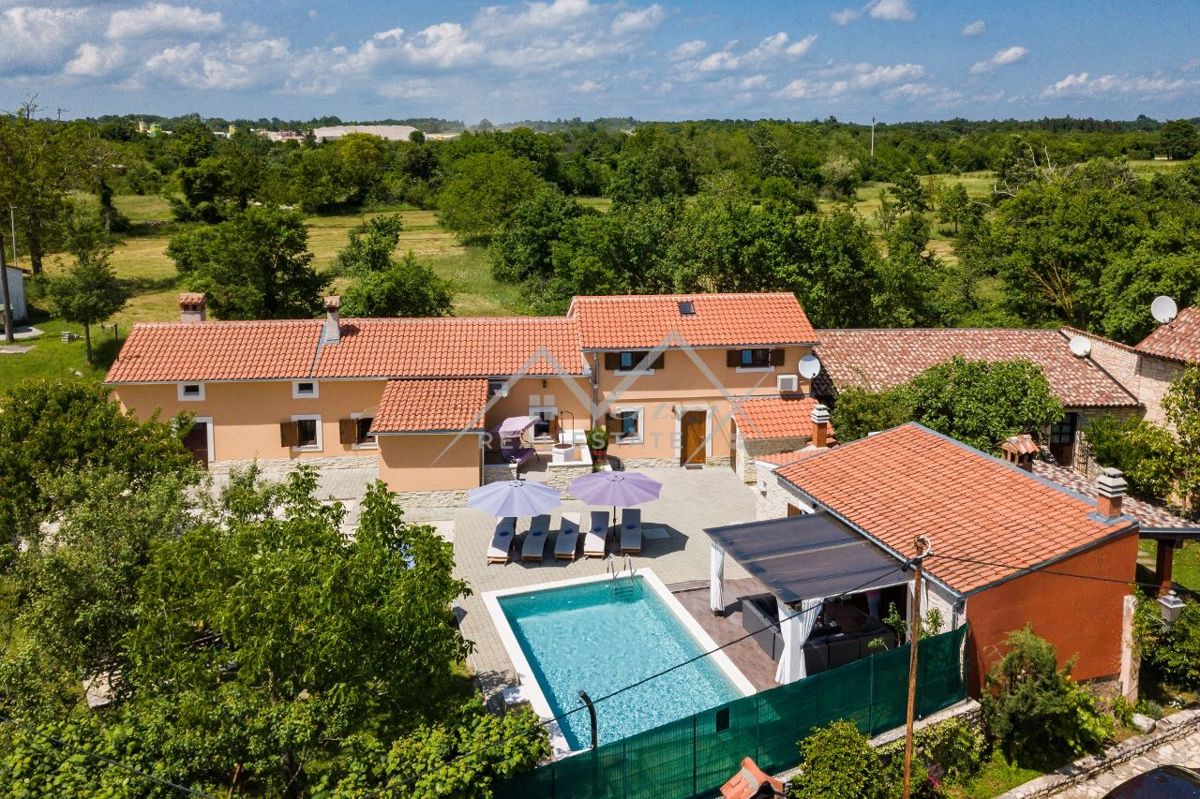 Žminj okolica, prostorna vila z bazenom v mirni lokaciji