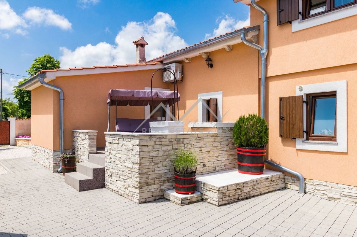Žminj okolica, prostorna vila z bazenom v mirni lokaciji