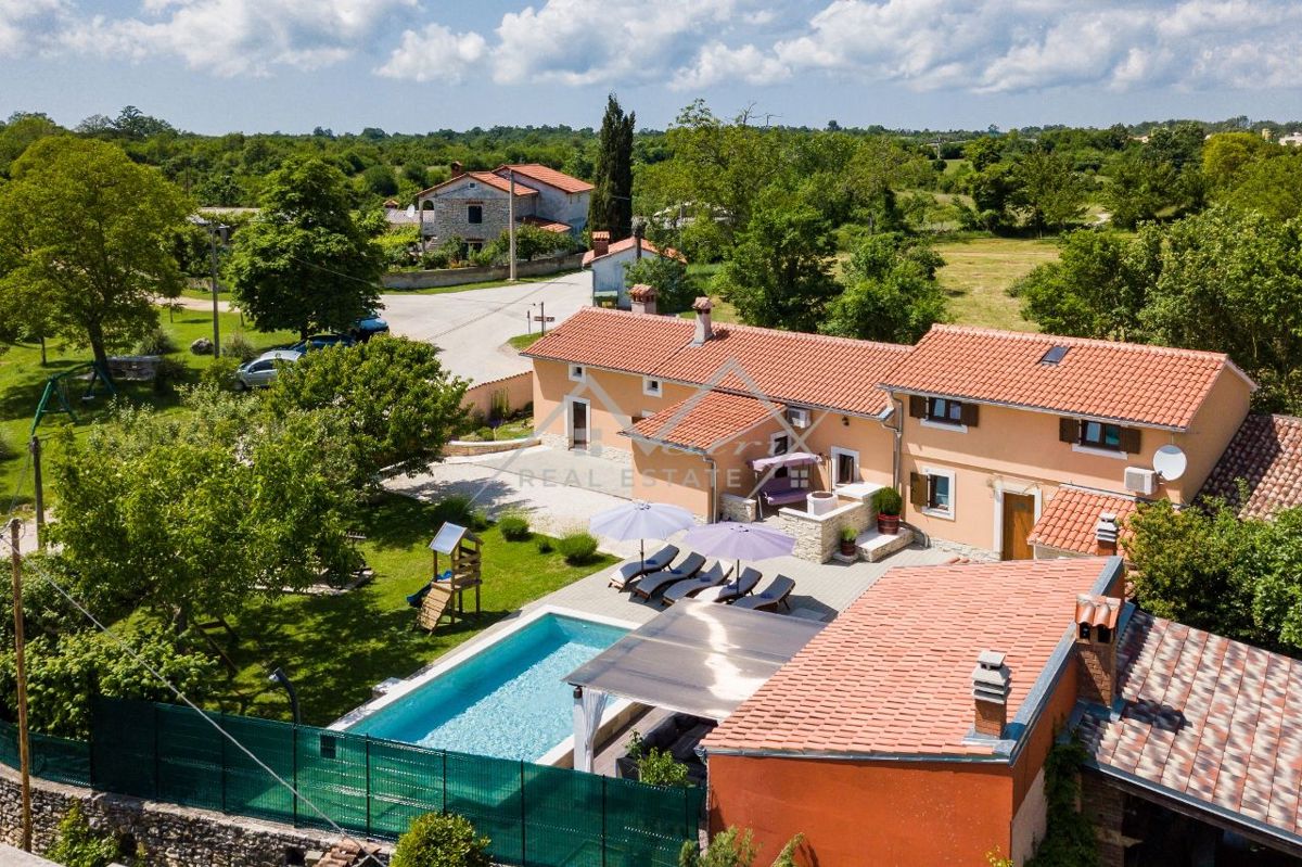 Žminj okolica, prostorna vila z bazenom v mirni lokaciji