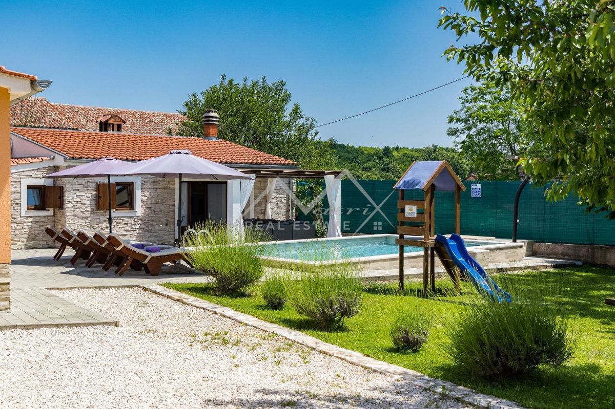 Žminj okolica, prostorna vila z bazenom v mirni lokaciji