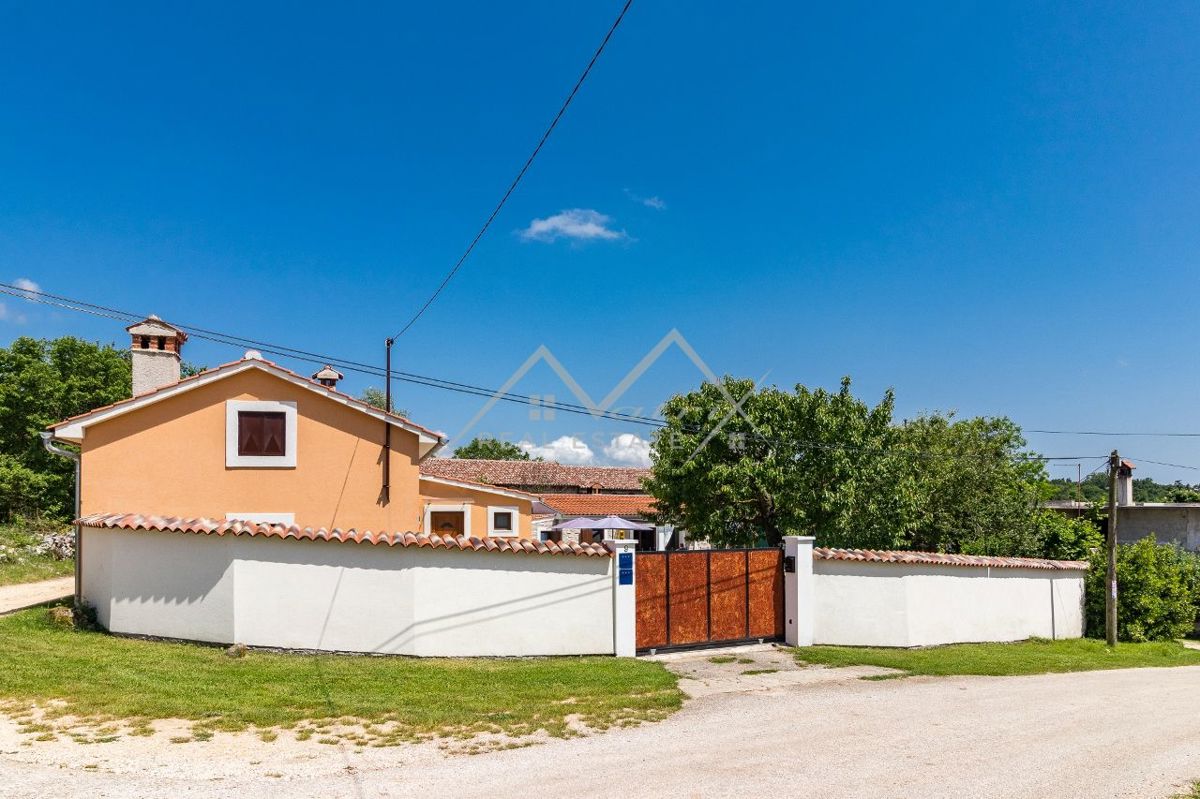 Žminj okolica, prostorna vila z bazenom v mirni lokaciji