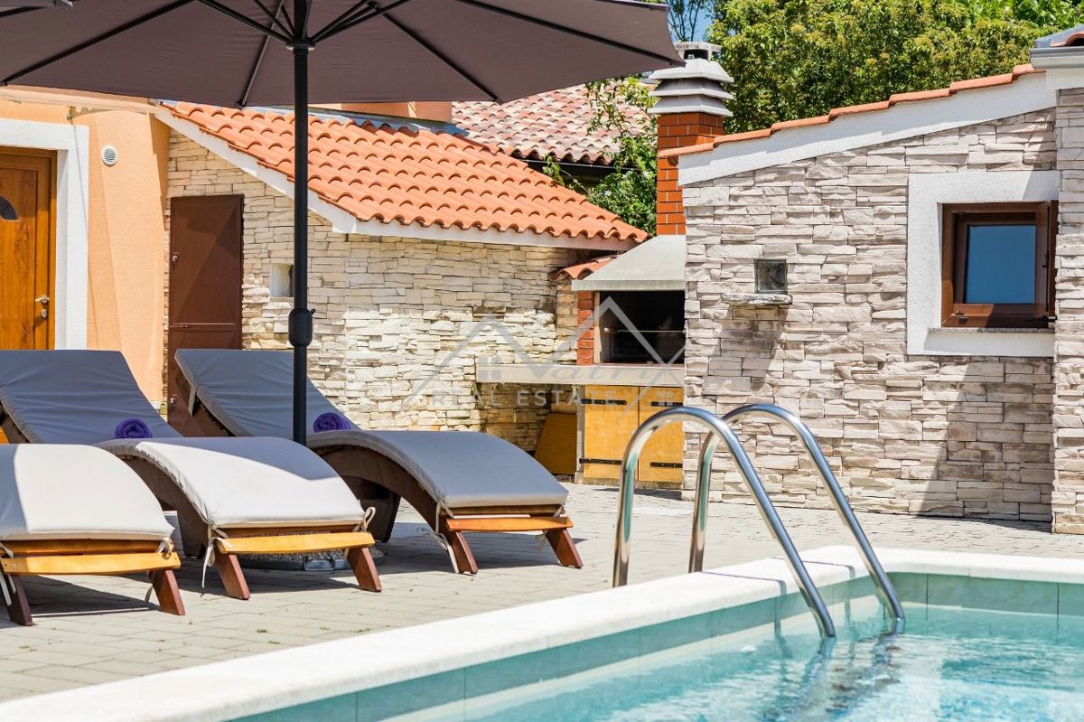 Žminj okolica, prostorna vila z bazenom v mirni lokaciji