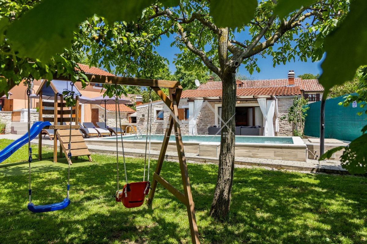 Žminj okolica, prostorna vila z bazenom v mirni lokaciji