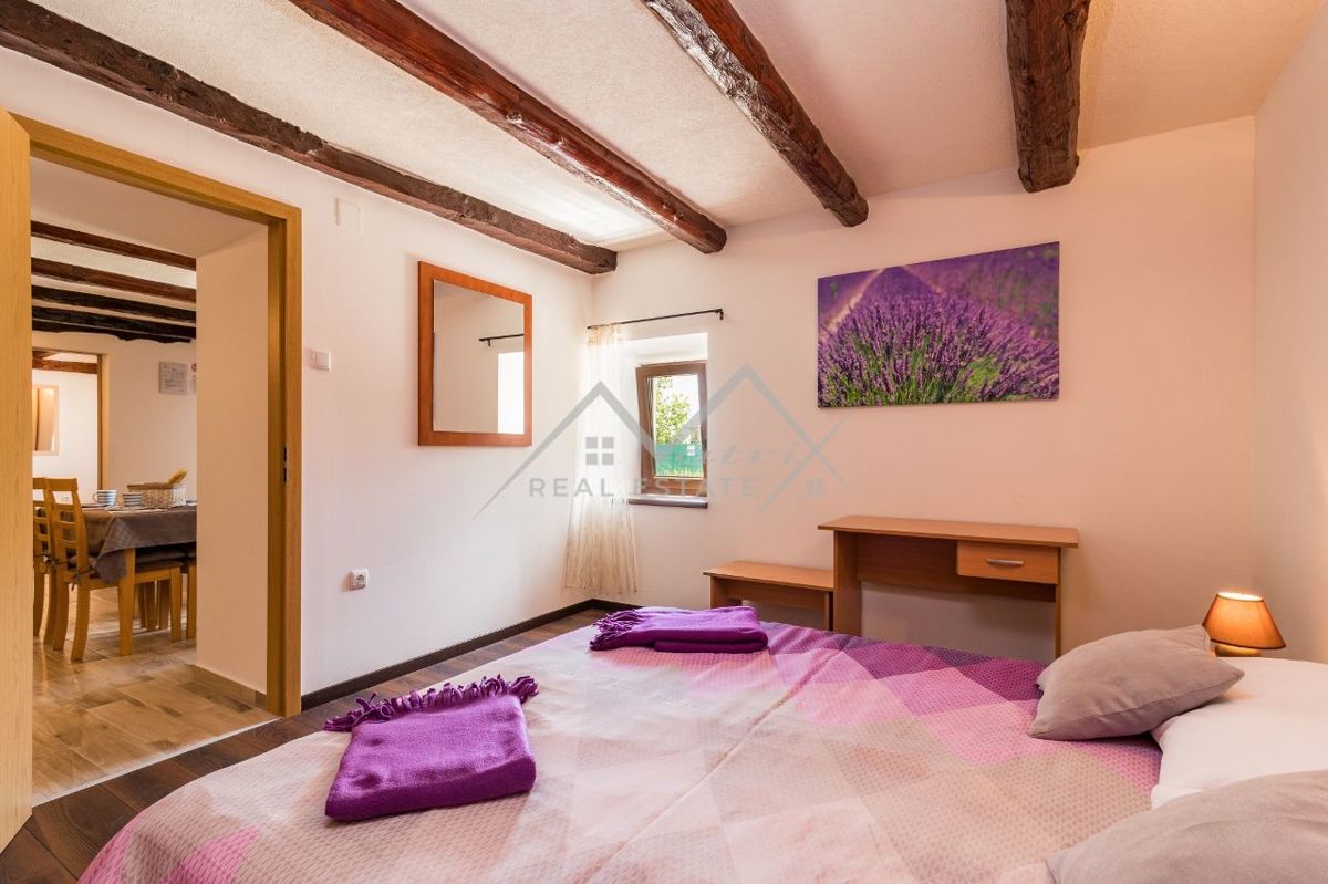 Žminj okolica, prostorna vila z bazenom v mirni lokaciji