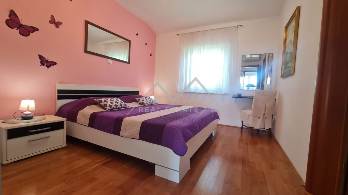Pula, vila s bazenom na idealni lokaciji