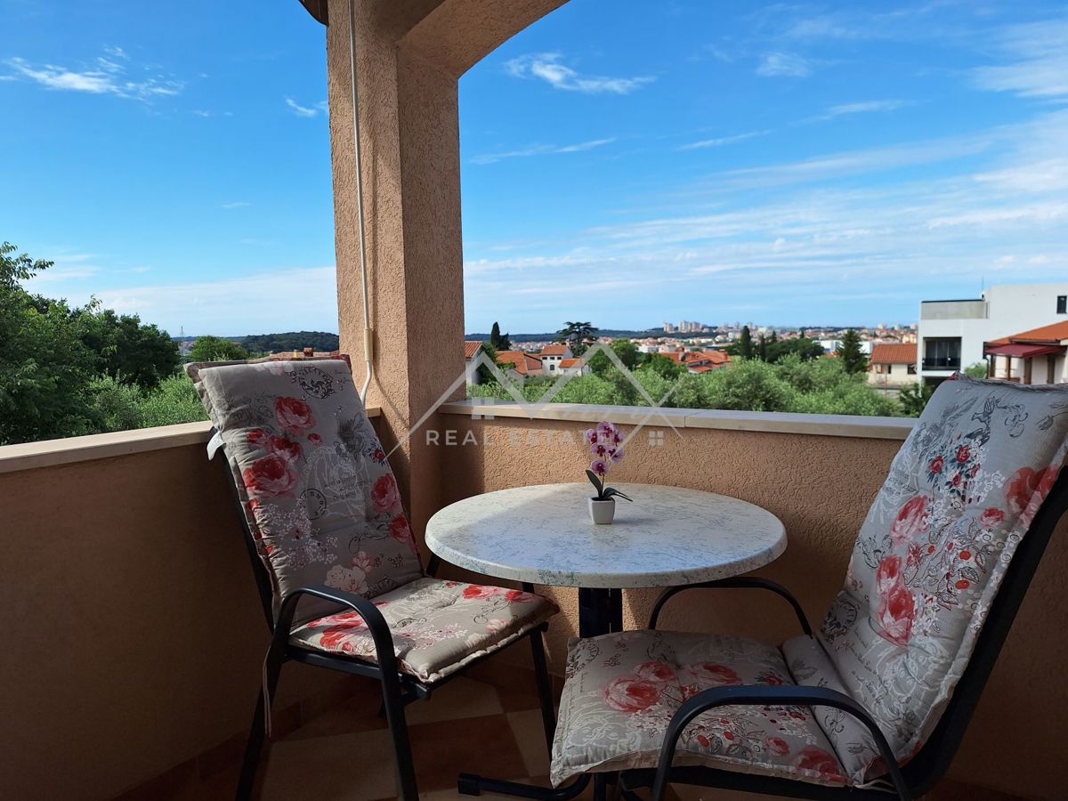 Pula, vila s bazenom na idealni lokaciji