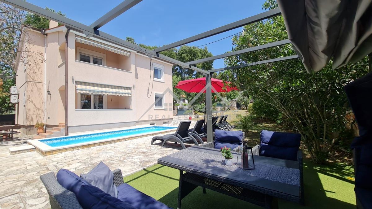Pula, vila s bazenom na idealni lokaciji