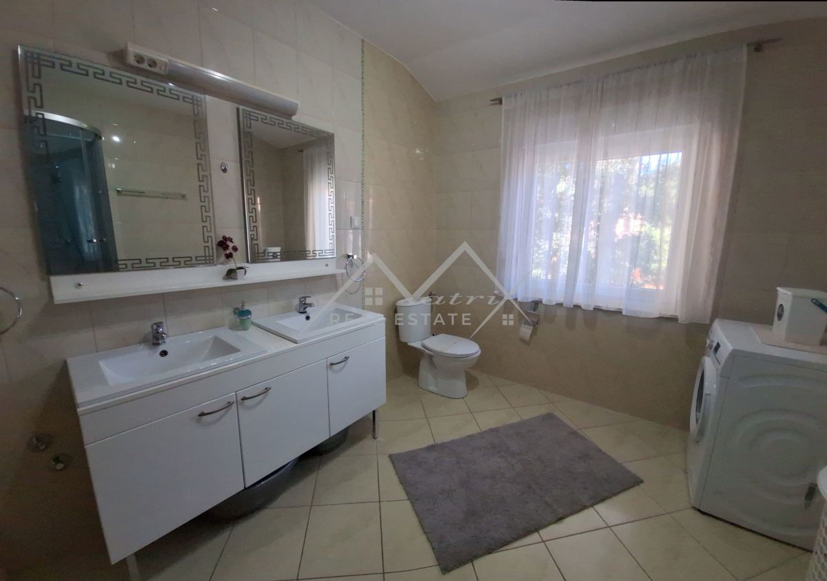 Pula, vila s bazenom na idealni lokaciji
